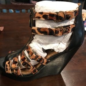 Cynthia Vincent Leopard Wedge size 8.5 M
